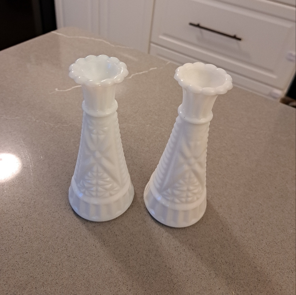 MILKGLASS Vintage 50s vase 6 inch